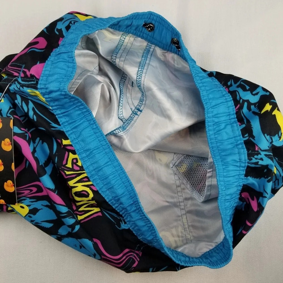 Marvel × Neff Venom Pint Board Shorts. - Picture 5 of 6